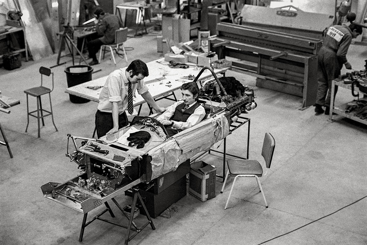 25320310 - Keystone-ATS/Str - Le pilote de Formule 1 Jo Siffert était l'un des sportifs suisses les plus populaires de son époque. Sur cette photo, le Fribourgeois effectue les derniers réglages sur mesure de son nouveau bolide, une March-Ford, à l’hiver 1970. Siffert est décédé dans un accident un an et demi plus tard.