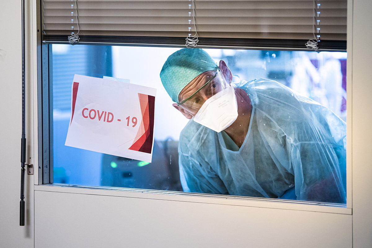 413104598 - Keystone-SDA/Jean-Christophe Bott - Medical personnel at work in the intensive care unit of the hospital in Sion, April 1, 2020.