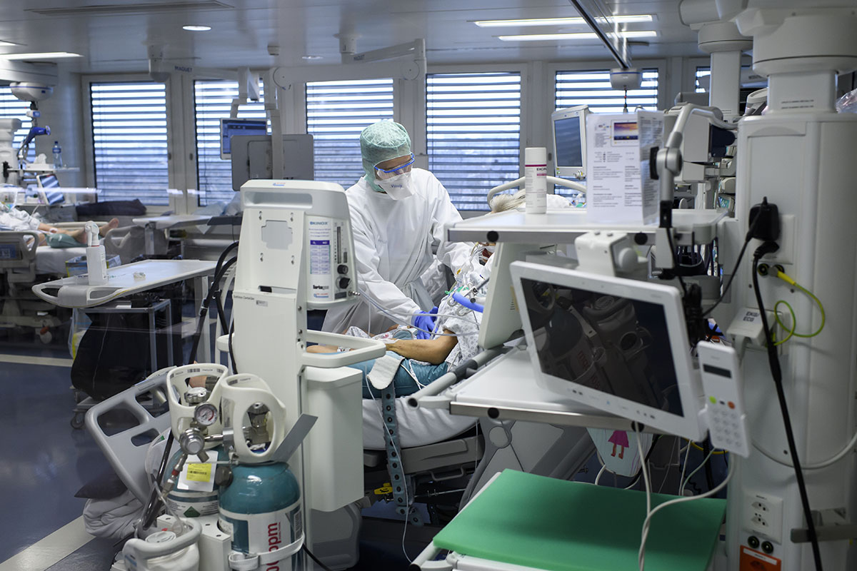 412937313 - Keystone-ATS/Anthony Anex - Personnel médical au travail dans l'unité de soins intensifs de l'hôpital cantonal fribourgeois HFR de Fribourg, 30 mars 2020.