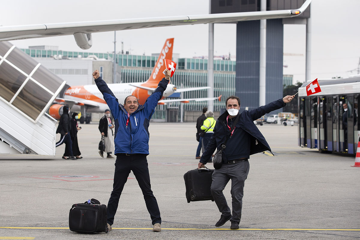 412848003 – Keystone-ATS/Salvatore Di Nolfi - Après avoir été rapatriés d'Alger avec d'autres ressortissants suisses, deux passagers expriment leur joie à l'aéroport de Genève-Cointrin, le 29 mars 2020.