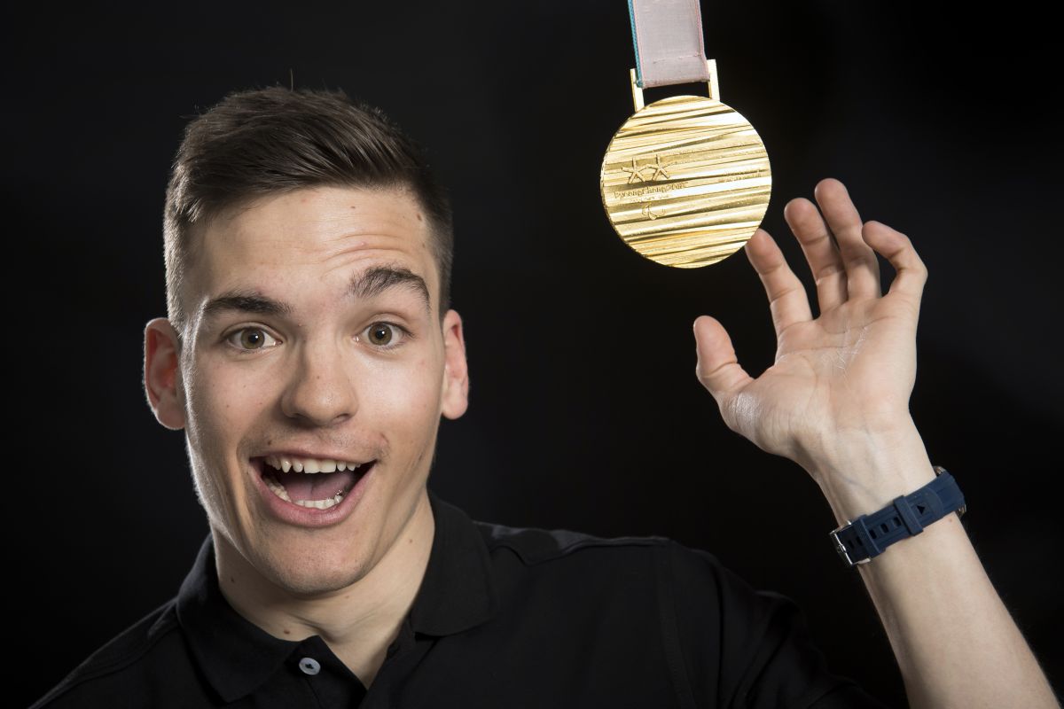 Theo Gmür mit seiner Goldmedaille der Paralympischen Spiele PyeongChang, 2018. (376191965 - Keystone-SDA / Laurent Gilliéron)