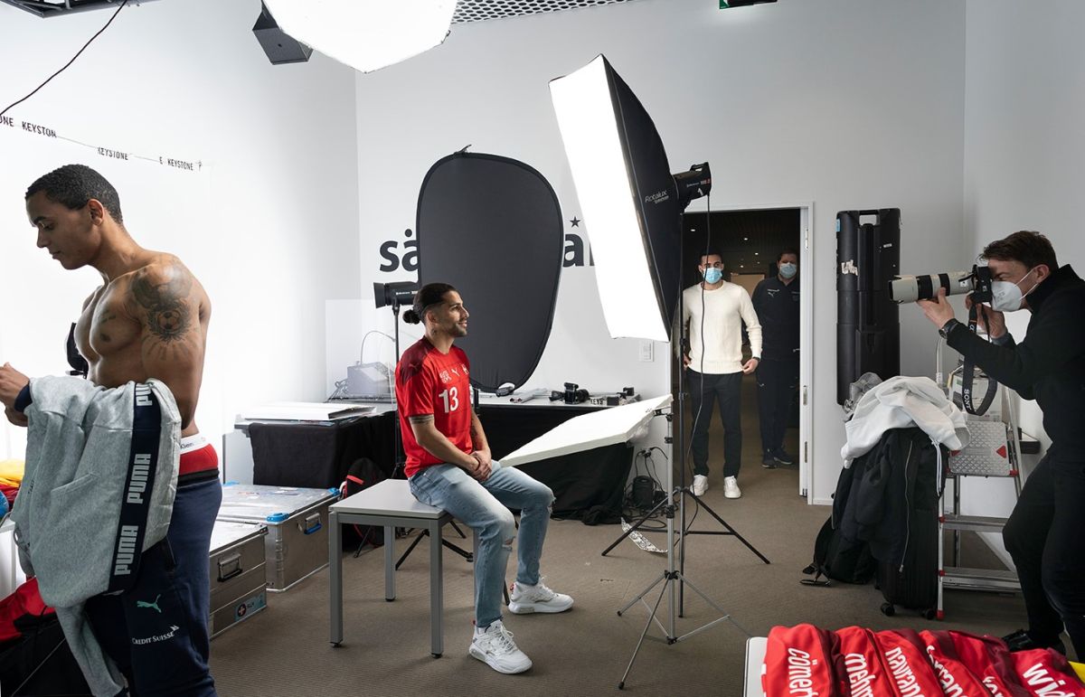 Ricardo Rodriguez der Schweizer Fussballnationalmannschaft posiert für das offizielle Portrait am 22. März 2021 in St. Gallen. Manuel Akanji, links, bereitet sich vor. Foto: Keystone-SDA / Gaëtan Bally