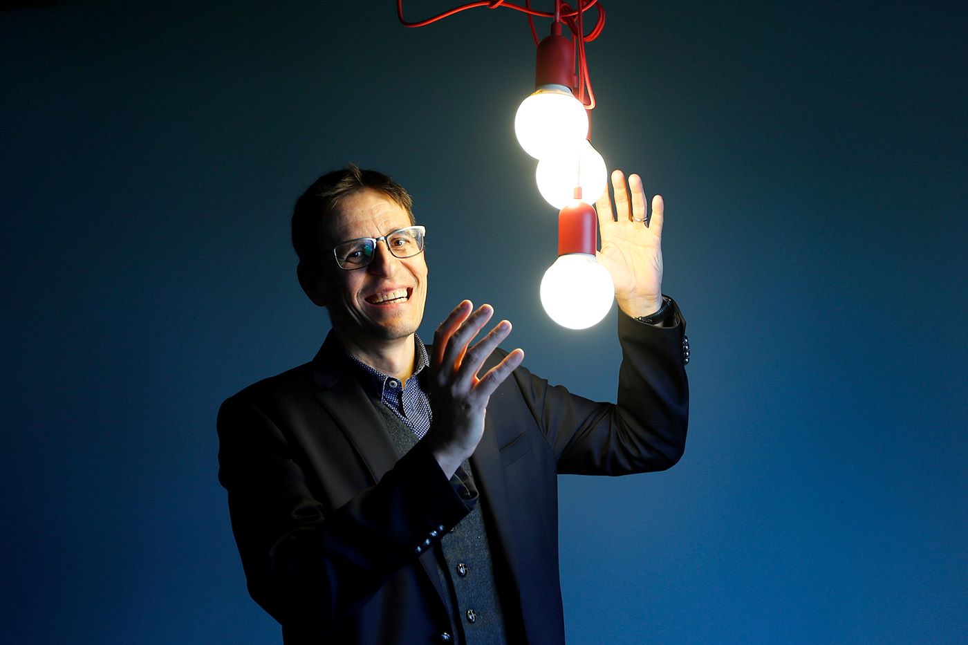 394432633 - Didier Queloz, Professor für Physik am Cavendish Laboratory, posiert im Science Media Centre in London, Dienstag, 8.Oktober 2019. Foto: KEYSTONE/ AP/ Frank Augstein 394432633 - Didier Queloz, Professor für Physik am Cavendish Laboratory, posiert im Science Media Centre in London, Dienstag, 8.Oktober 2019. Foto: KEYSTONE/ AP/ Frank Augstein