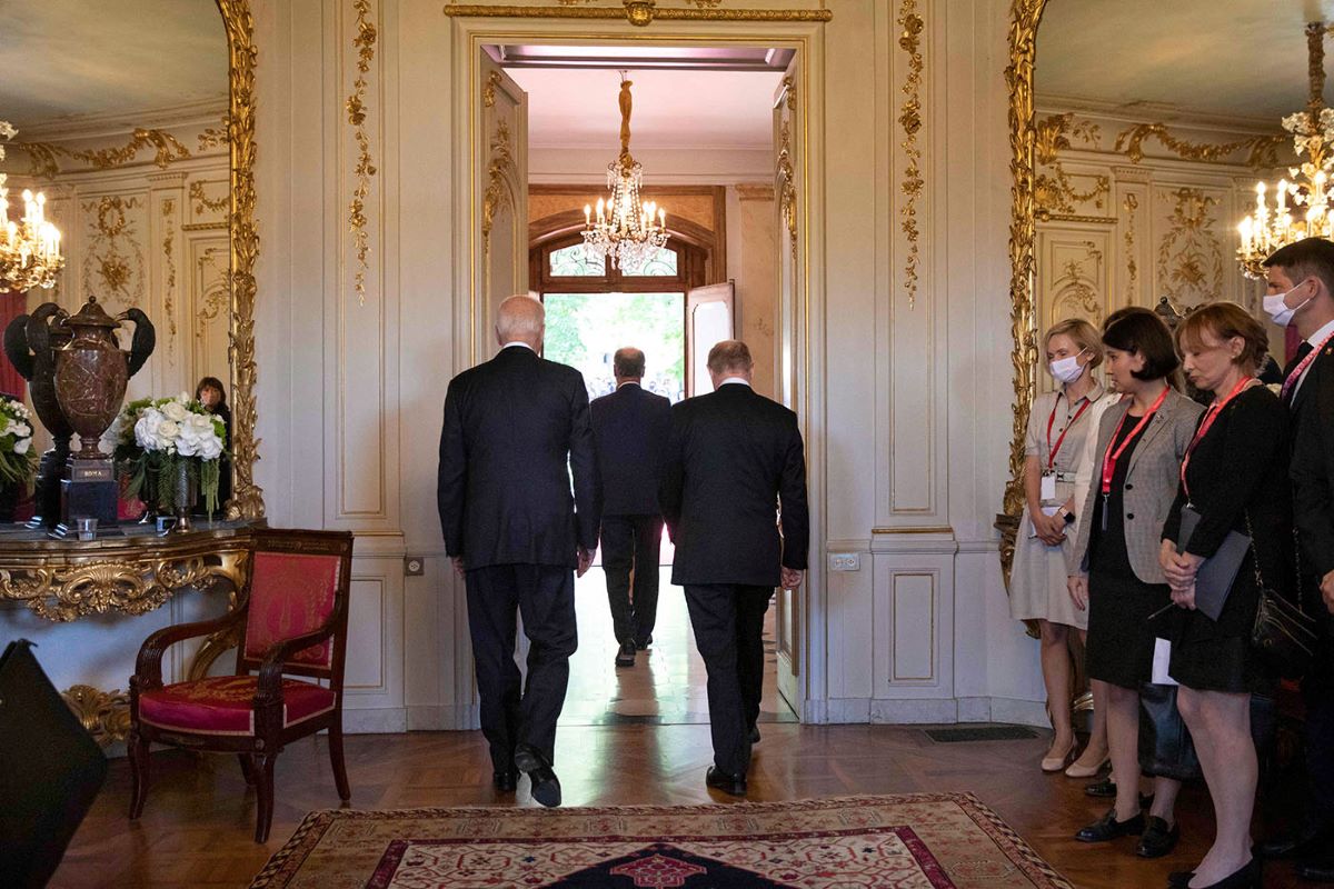 458532981 - Le président de la Confédération Guy Parmelin (c), le président américain Joe Biden (g) et le président russe Vladimir Poutine (d) font face aux médias après leur arrivée à la Villa La Grange lors du sommet États-Unis-Russie à Genève, le 16 juin 2021. Photo: KEYSTONE/ Peter Klaunzer
