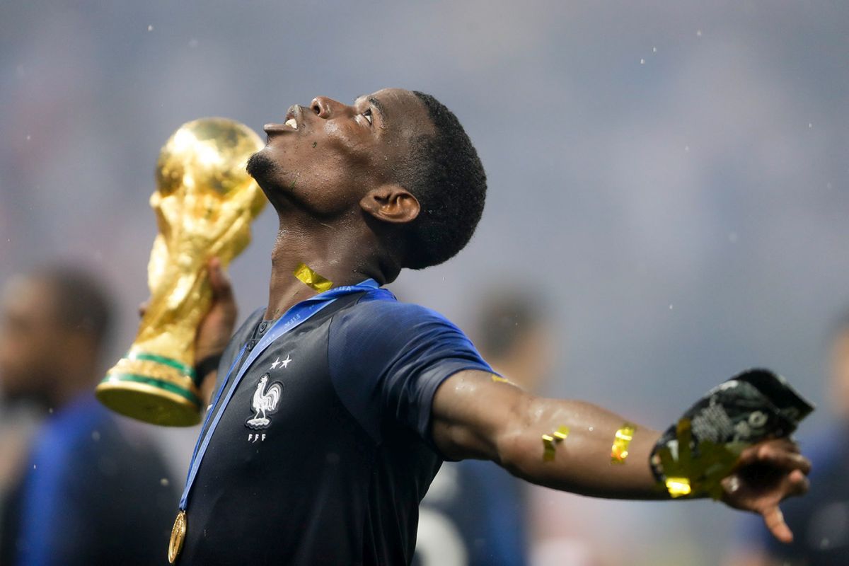 Paul Pogba, de l’équipe de France, fête avec le trophée après avoir remporté la finale contre la Croatie lors de la Coupe du monde de football 2018, le 15 juillet 2018 au stade Loujniki de Moscou. Photo : KEYSTONE/ AP Photo/ Natacha Pisarenko Paul Pogba, de l’équipe de France, fête avec le trophée après avoir remporté la finale contre la Croatie lors de la Coupe du monde de football 2018, le 15 juillet 2018 au stade Loujniki de Moscou. Photo : KEYSTONE/ AP Photo/ Natacha Pisarenko