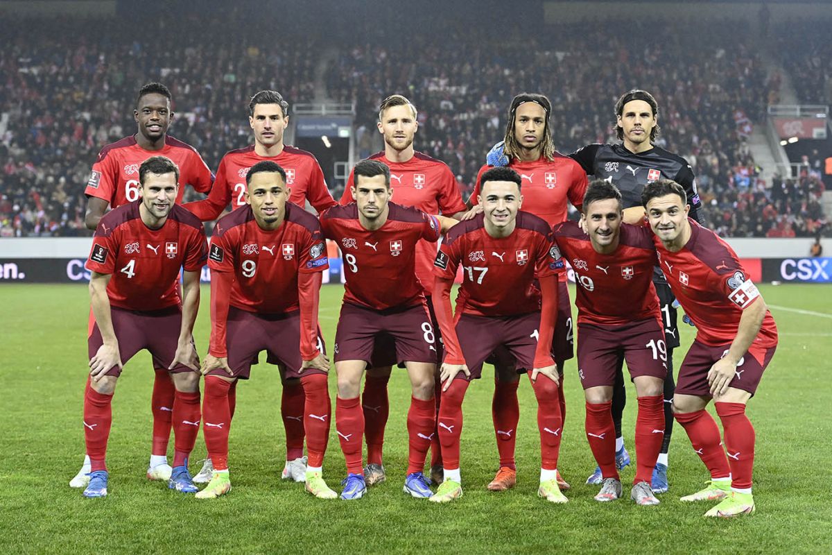 L’Équipe de Suisse de football avec (derrière de gauche à droite) Denis Zakaria, Fabian Schaer, Silvan Widmer, Kevin Mbabu et Yann Sommer, (devant de gauche à droite) Fabian Frei, Noah Okafor, Remo Freuler, Ruben Vargas, Mario Gavranovic et Xherdan Shaqiri le 15 novembre 2021 avant le match décisif de qualification pour la Coupe du monde du groupe C entre la Suisse et la Bulgarie dans la Swissporarena à Lucerne. Photo : KEYSTONE/Alessandro della Valle L’Équipe de Suisse de football avec (derrière de gauche à droite) Denis Zakaria, Fabian Schaer, Silvan Widmer, Kevin Mbabu et Yann Sommer, (devant de gauche à droite) Fabian Frei, Noah Okafor, Remo Freuler, Ruben Vargas, Mario Gavranovic et Xherdan Shaqiri le 15 novembre 2021 avant le match décisif de qualification pour la Coupe du monde du groupe C entre la Suisse et la Bulgarie dans la Swissporarena à Lucerne. Photo : KEYSTONE/Alessandro della Valle