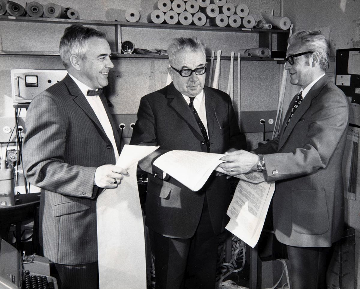 Arnold Wehrle (Mitte) und seine Söhne und nachmaligen Direktoren Walter (links) und Arnold jun. (rechts) in der Telex-Zentrale der Sportinformation im März 1972 in Zürich. Foto: KEYSTONE/ Photopress-Archiv Arnold Wehrle (Mitte) und seine Söhne und nachmaligen Direktoren Walter (links) und Arnold jun. (rechts) in der Telex-Zentrale der Sportinformation im März 1972 in Zürich. Foto: KEYSTONE/ Photopress-Archiv