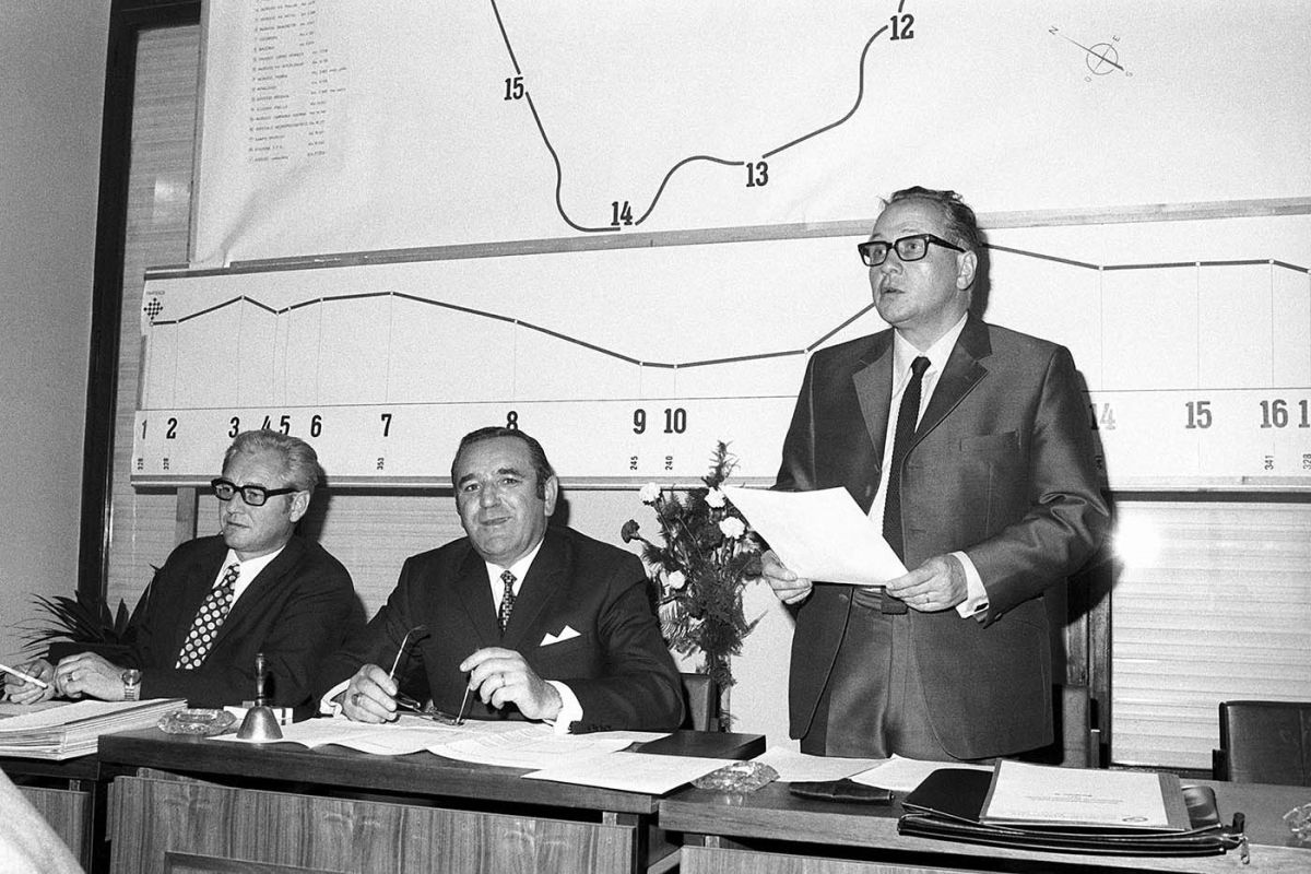 Das Organisationskomitee der Rad-WM 1971 mit (von links) Arnold Wehrle, Josef Voegeli und Walter Grimm stellen am 25. Oktober 1970 in Mendrisio die Streckenführung vor. Foto: KEYSTONE/ Photopress-Archiv Das Organisationskomitee der Rad-WM 1971 mit (von links) Arnold Wehrle, Josef Voegeli und Walter Grimm stellen am 25. Oktober 1970 in Mendrisio die Streckenführung vor. Foto: KEYSTONE/ Photopress-Archiv