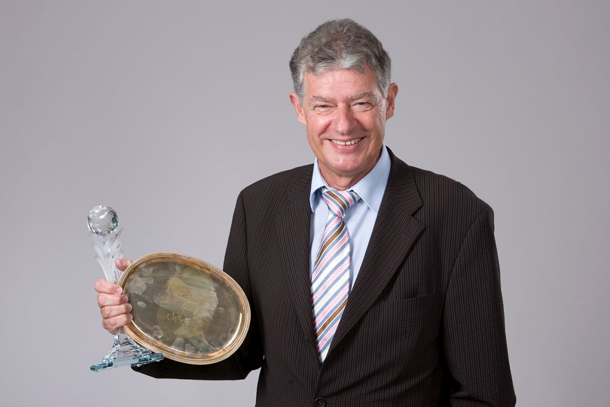  Peter A. Frei – hier im Jahr August 2007 mit zwei „Trophähen“. Der Kristallpokal erhielt „PAF“ vom Internationalen Skiverband (FIS) für die „Verdienste als Berichterstatter für den Skisport“, der Silberteller mit persönlicher Widmung ist ein Geschenk aus dem Jahr 1997 des damaligen IOC-Präsidenten Juan Antonio Samaranch an die Sportinformation und als Anerkennung für deren Berichterstattung. Foto: KEYSTONE/ Gaëtan Bally