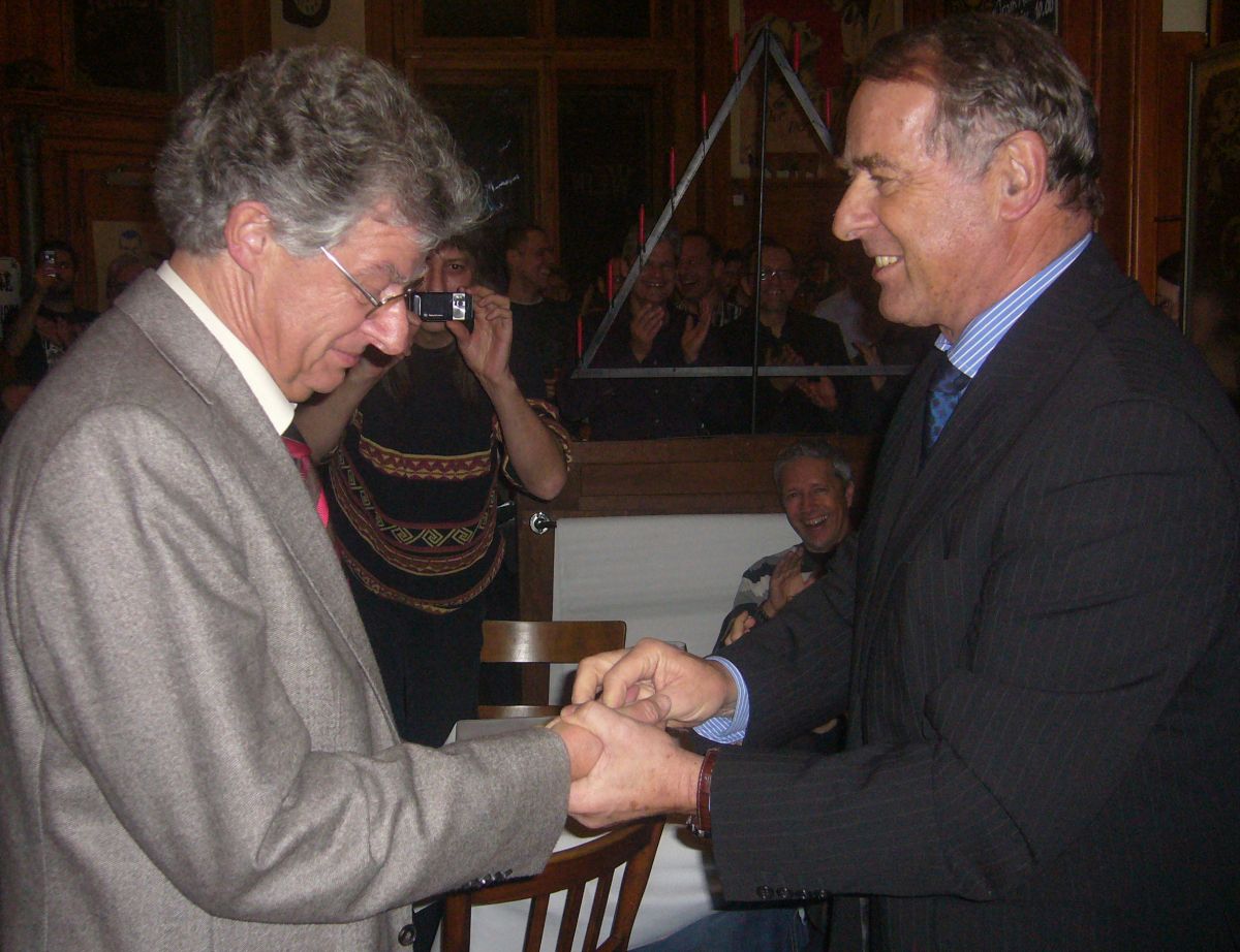 Peter A. Frei wird 2009 vom ehemaligen Bundesrat und Sportminister Adolf Ogi in die Pension verabschiedet. 1979 lancierte «PAF» mit seiner Berichterstattung als Chefredaktor des «Blick» die Politkarriere von Ogi. Noch heute verbindet die beiden langjährigen Wegbegleiter eine Freundschaft. «Nicht zuletzt dank ihm hat die Si den Ruf einer verlässlichen und seriösen Nachrichtenagentur», so Ogi an «PAFs» Verabschiedung in Zürich. Foto: Knut Bobzien Peter A. Frei wird 2009 vom ehemaligen Bundesrat und Sportminister Adolf Ogi in die Pension verabschiedet. 1979 lancierte «PAF» mit seiner Berichterstattung als Chefredaktor des «Blick» die Politkarriere von Ogi. Noch heute verbindet die beiden langjährigen Wegbegleiter eine Freundschaft. «Nicht zuletzt dank ihm hat die Si den Ruf einer verlässlichen und seriösen Nachrichtenagentur», so Ogi an «PAFs» Verabschiedung in Zürich. Foto: Knut Bobzien