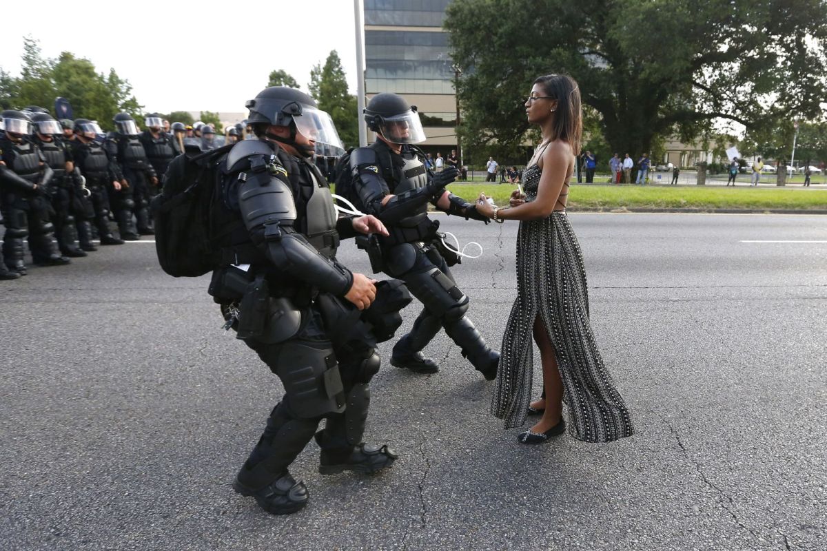 Die Aktivistin Ieshia Evans bietet ihre Hände zur Verhaftung an, als sie während einer Demonstration gegen Polizeibrutalität vor dem Baton Rouge Police Department in Louisiana, USA, am 9. Juli 2016 von Bereitschaftspolizisten in Gewahrsam genommen wird. Dieses Foto gewann den 1. Preis im World Press Photo Contest, Contemporary Issues, Singles. Foto: KEYSTONE/ REUTERS/ Jonathan Bachman