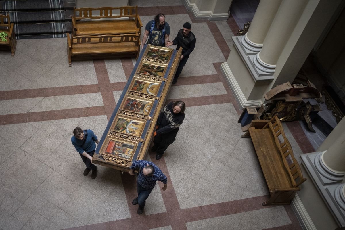 Des ouvriers déplacent une partie de l'iconostase Bohorodchany du Musée national Andrey Sheptytsky en guise de mesure de sécurité en cas d'attaque dans la ville de Lviv, dans l'ouest de l'Ukraine. Avec la poursuite des combats, les sites culturels sont en danger dans tout le pays. Photo : KEYSTONE/ AP Photo/ Bernat Armangué Des ouvriers déplacent une partie de l'iconostase Bohorodchany du Musée national Andrey Sheptytsky en guise de mesure de sécurité en cas d'attaque dans la ville de Lviv, dans l'ouest de l'Ukraine. Avec la poursuite des combats, les sites culturels sont en danger dans tout le pays. Photo : KEYSTONE/ AP Photo/ Bernat Armangué