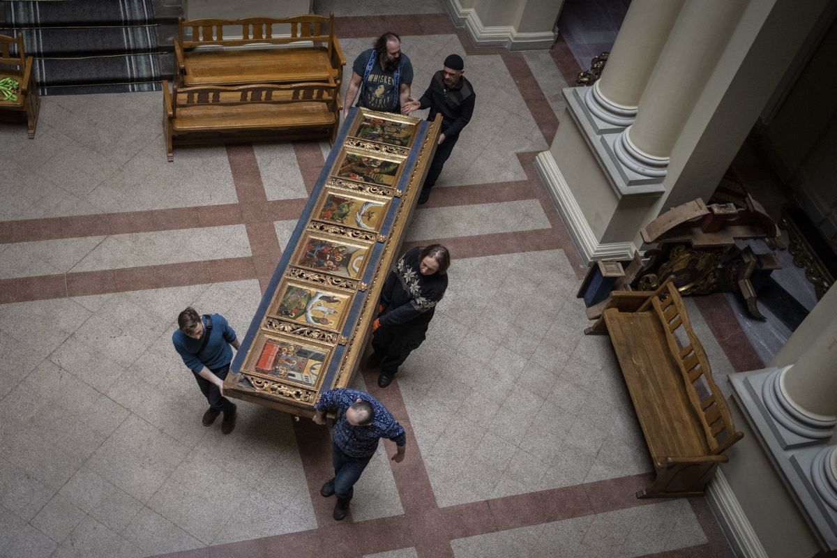 Des ouvriers déplacent une partie de l'iconostase Bohorodchany du Musée national Andrey Sheptytsky en guise de mesure de sécurité en cas d'attaque dans la ville de Lviv, dans l'ouest de l'Ukraine. Avec la poursuite des combats, les sites culturels sont en danger dans tout le pays. Photo : KEYSTONE/ AP Photo/ Bernat Armangué