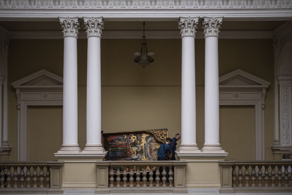 Des ouvriers déplacent l’« Annonciation à la Sainte Vierge » de l'iconostase Bohorodchany du XVIIIe siècle au Musée national Andrey Sheptytsky, le 4 mars 2022, pour la protéger en cas d'attaque russe dans la ville de Lviv, dans l'ouest de l'Ukraine. Photo : KEYSTONE/ AP Photo/ Bernat Armangué Des ouvriers déplacent l’« Annonciation à la Sainte Vierge » de l'iconostase Bohorodchany du XVIIIe siècle au Musée national Andrey Sheptytsky, le 4 mars 2022, pour la protéger en cas d'attaque russe dans la ville de Lviv, dans l'ouest de l'Ukraine. Photo : KEYSTONE/ AP Photo/ Bernat Armangué