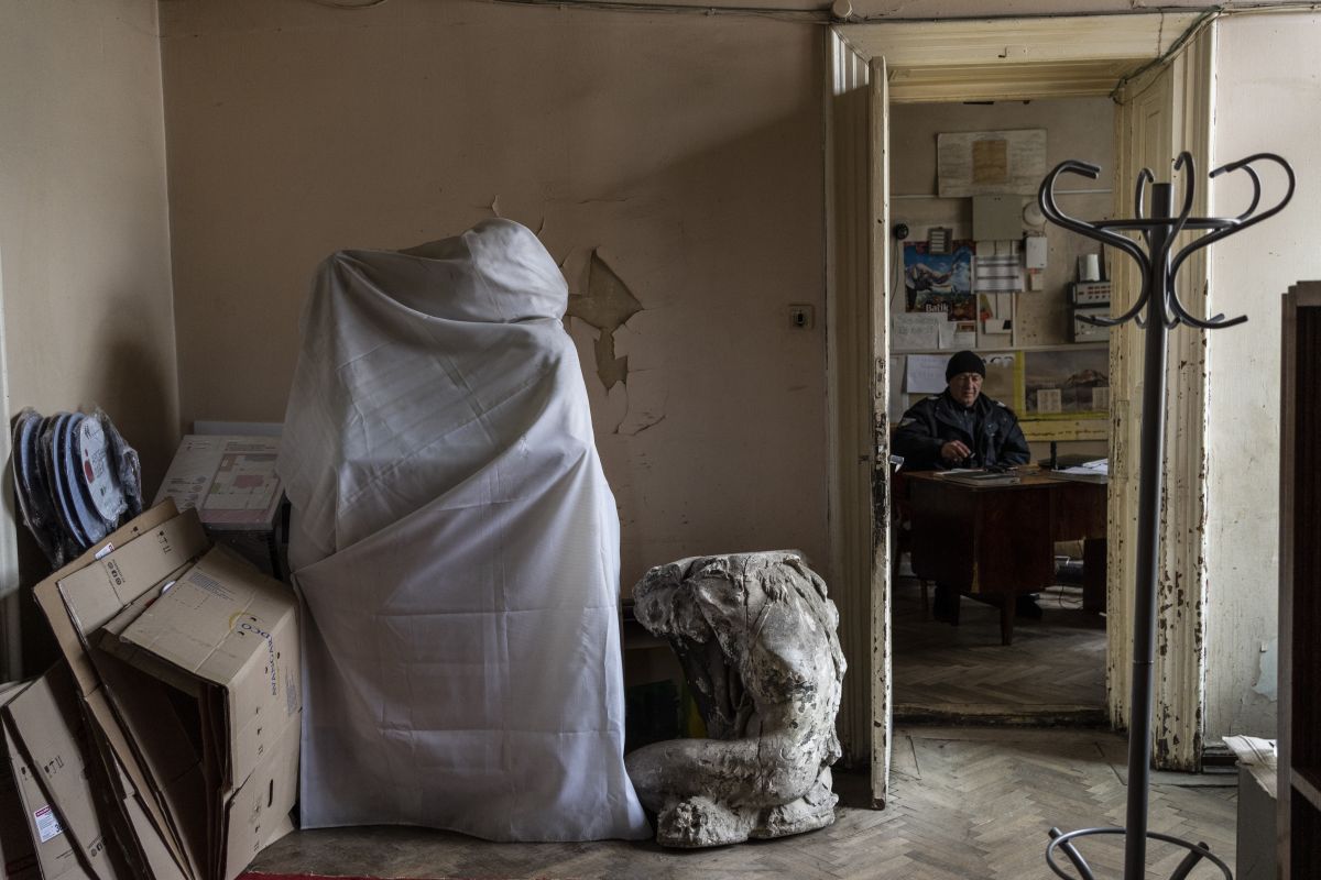 Un drap recouvre une sculpture du Musée national Andrey Sheptytsky à Lviv. Face à la poursuite des combats, les monuments culturels sont en danger dans tout le pays. Photo : KEYSTONE/ AP Photo/ Bernat Armangué Un drap recouvre une sculpture du Musée national Andrey Sheptytsky à Lviv. Face à la poursuite des combats, les monuments culturels sont en danger dans tout le pays. Photo : KEYSTONE/ AP Photo/ Bernat Armangué