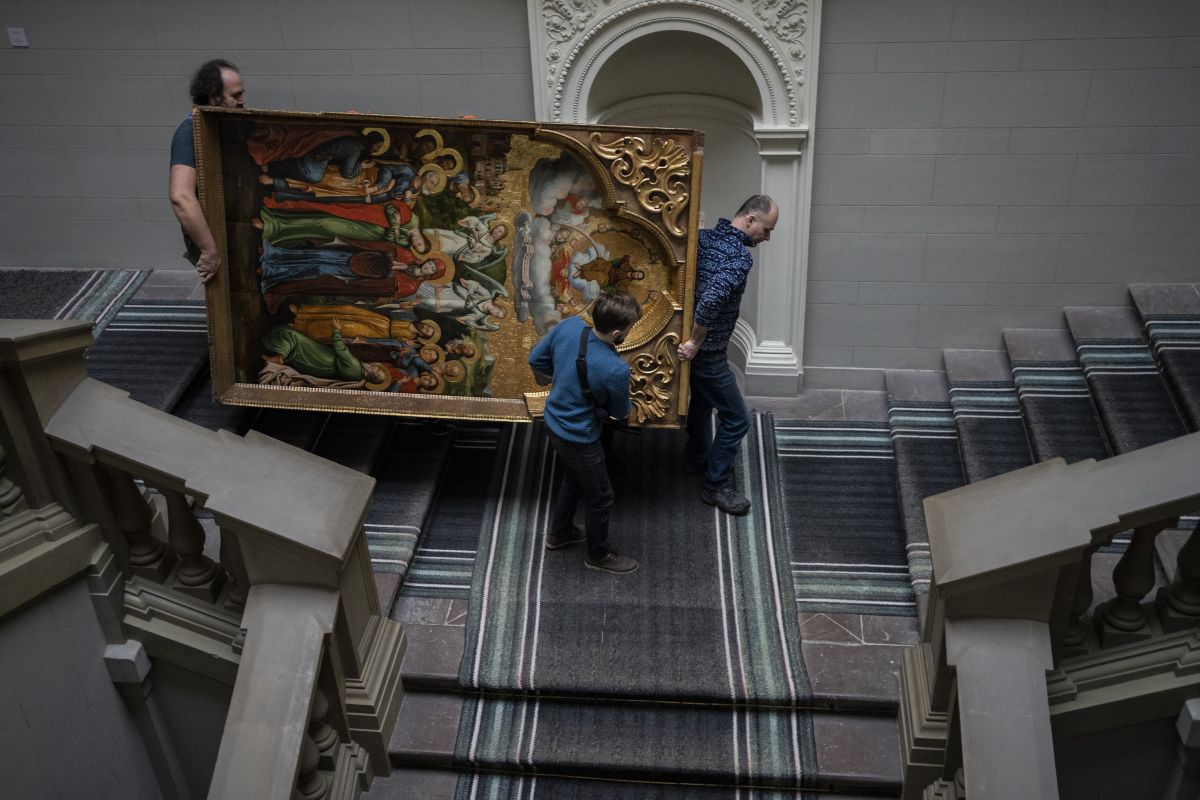 Dans la course contre la montre pour protéger le patrimoine culturel, des ouvriers déplacent le 4 mars 2022 l’« Annonciation à la Sainte Vierge » de l'iconostase Bohorodchany du XVIIIe siècle au Musée national Andrey Sheptytsky, dans le cadre des préparatifs de protection en cas d'attaque russe dans la ville de Lviv, dans l'ouest de l'Ukraine. Photo : KEYSTONE/ AP Photo/ Bernat Armangué