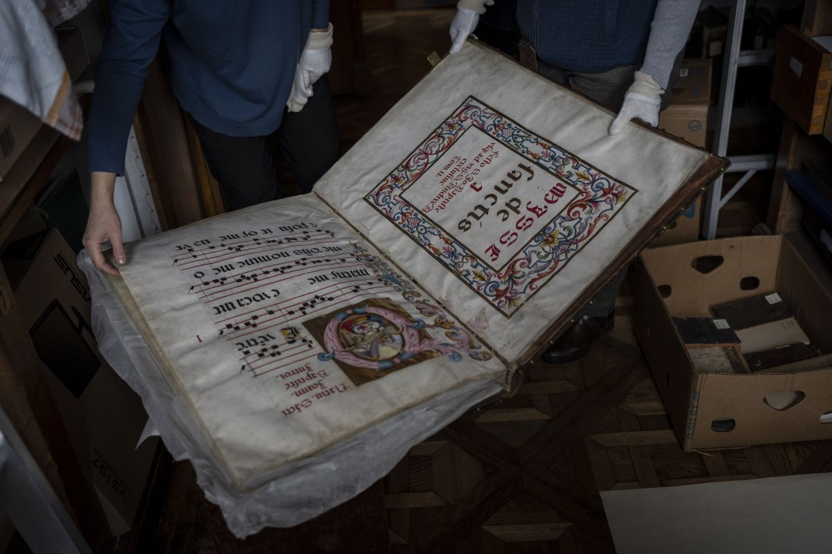Les collaborateurs du département des manuscrits rares et anciens du Musée national Andrey Sheptytsky stockent les œuvres dans des boîtes en carton afin de réduire le risque de dommages en cas d'attaque. Photo : KEYSTONE/ AP Photo/ Bernat Armangué Les collaborateurs du département des manuscrits rares et anciens du Musée national Andrey Sheptytsky stockent les œuvres dans des boîtes en carton afin de réduire le risque de dommages en cas d'attaque. Photo : KEYSTONE/ AP Photo/ Bernat Armangué