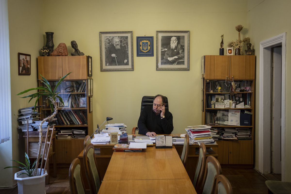 Ihor Kozhan, directeur général du Musée national Andrey Sheptytsky, travaille dans son bureau de Lviv, le 4 mars 2022. Les portes du musée sont fermées depuis le début de l’invasion russe contre l'Ukraine le 24 février. « Jusqu'à la dernière minute, nous ne pensions pas que cela pourrait arriver », a déclaré Ihor Kozhan. Photo : KEYSTONE/ AP Photo/ Bernat Armangué
