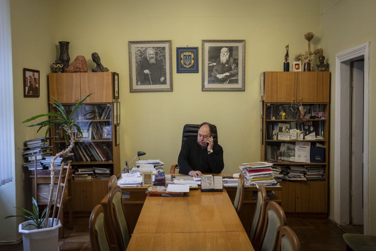 Ihor Kozhan, directeur général du Musée national Andrey Sheptytsky, travaille dans son bureau de Lviv, le 4 mars 2022. Les portes du musée sont fermées depuis le début de l’invasion russe contre l'Ukraine le 24 février. « Jusqu'à la dernière minute, nous ne pensions pas que cela pourrait arriver », a déclaré Ihor Kozhan. Photo : KEYSTONE/ AP Photo/ Bernat Armangué Ihor Kozhan, directeur général du Musée national Andrey Sheptytsky, travaille dans son bureau de Lviv, le 4 mars 2022. Les portes du musée sont fermées depuis le début de l’invasion russe contre l'Ukraine le 24 février. « Jusqu'à la dernière minute, nous ne pensions pas que cela pourrait arriver », a déclaré Ihor Kozhan. Photo : KEYSTONE/ AP Photo/ Bernat Armangué