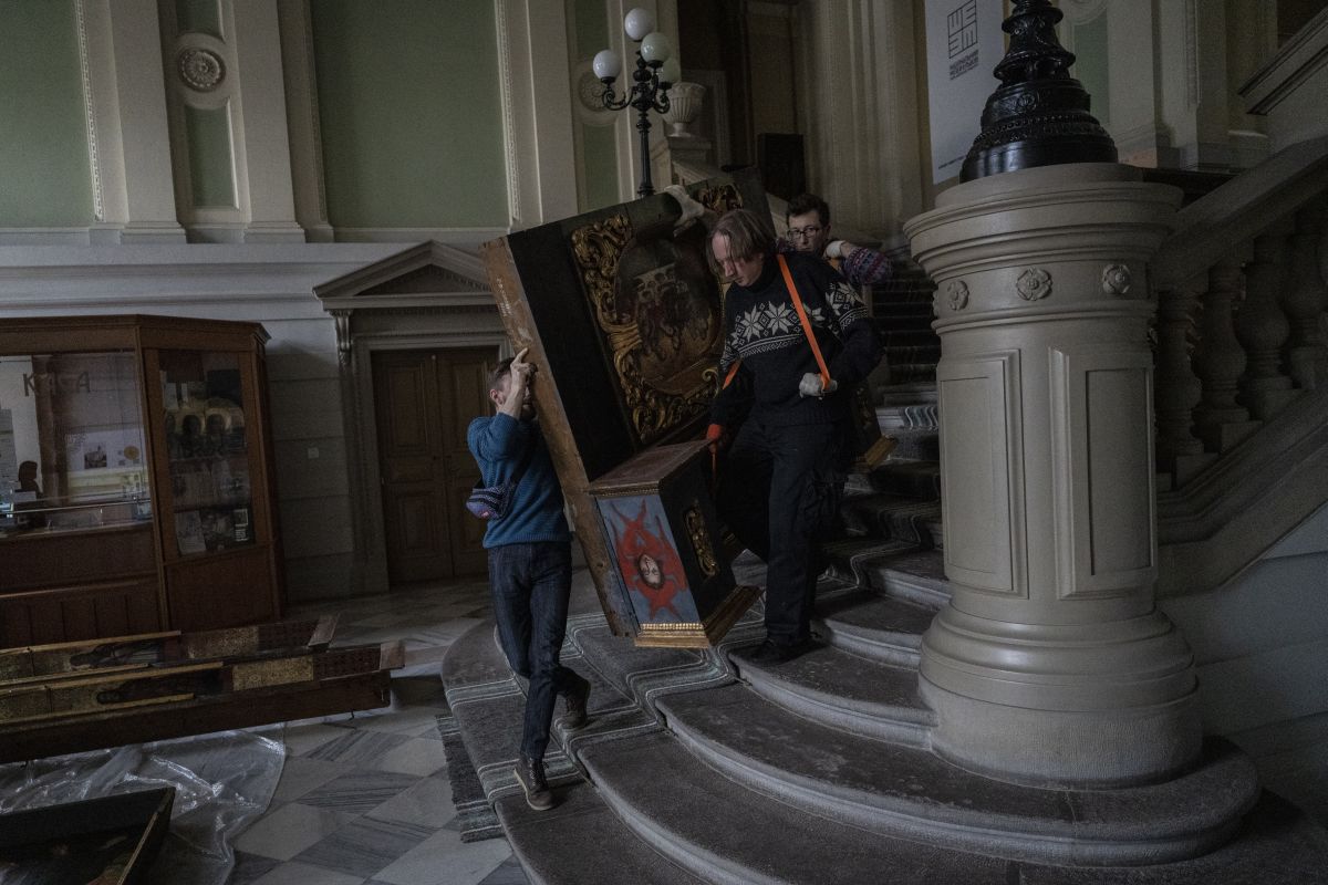 Des ouvriers déplacent une œuvre d'art sacré baroque au Musée national Andrey Sheptytsky, dans le cadre des préparatifs de protection en cas d'attaque de la ville de Lviv, dans l'ouest de l'Ukraine. Photo: KEYSTONE/ AP Photo/ Bernat Armangué