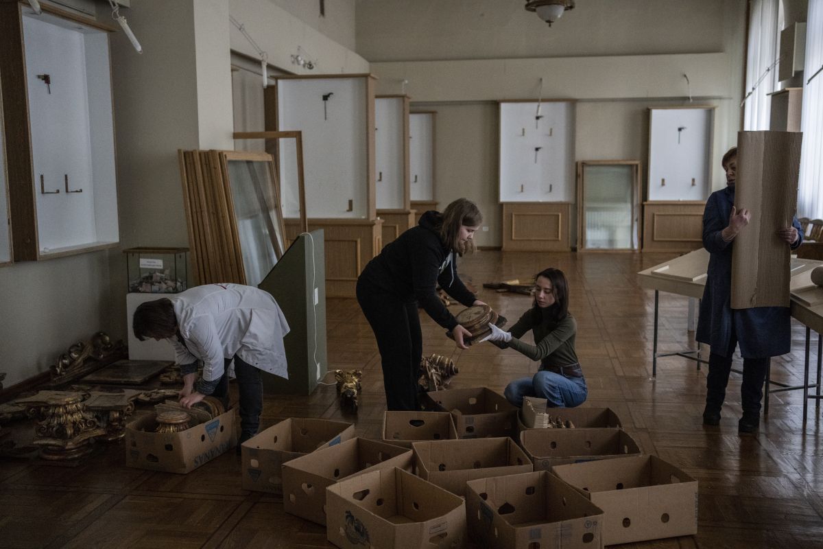 Des ouvriers et des bénévoles du Musée national Andrey Sheptytsky stockent des œuvres baroques dans des cartons le 4 mars 2022, en guise de mesure de sécurité en cas d'attaque dans la ville de Lviv, dans l'ouest de l'Ukraine. Photo : KEYSTONE/ AP Photo / Bernat Armangué
