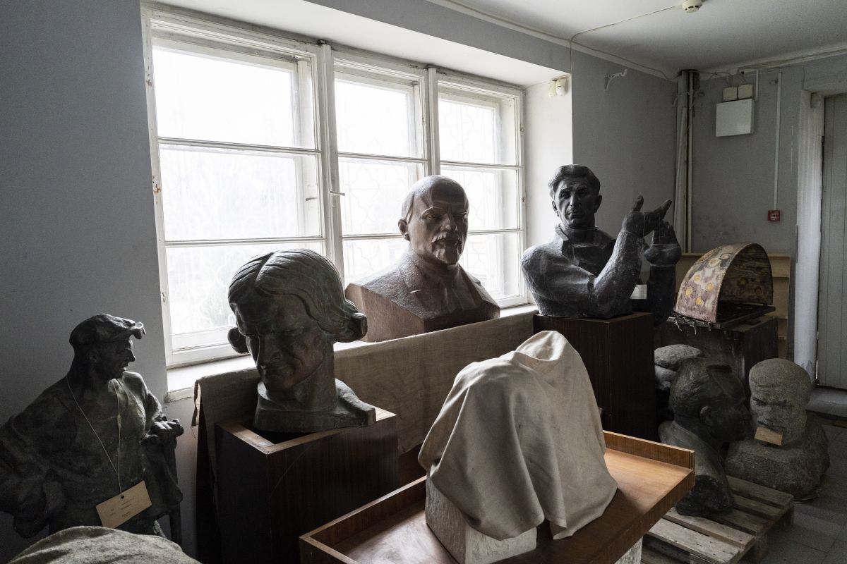 Les bustes de l'iconographie soviétique sont mis en sécurité au Musée national Andrey Sheptytsky de Lviv. Photo : KEYSTONE/ AP Photo/ Bernat Armangué